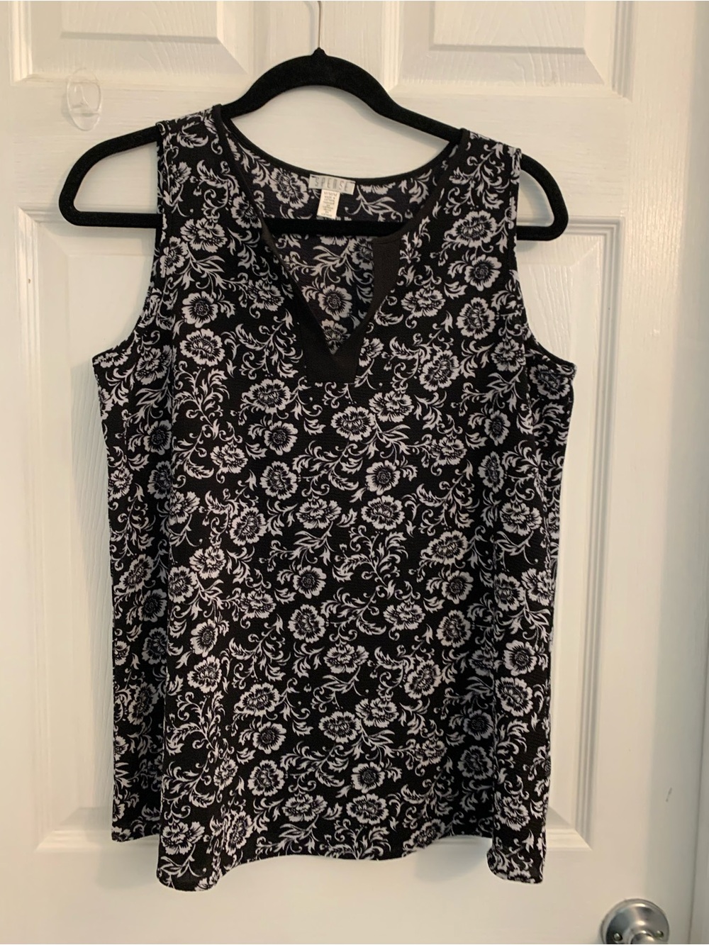 Sleeveless Black and White Floral V-Neck Women's Top. Size medium $10